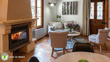 TV, fireplace