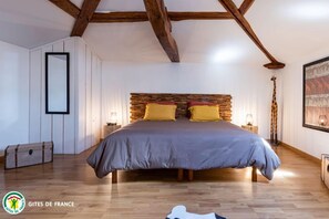 Travel cot, free WiFi, bed sheets