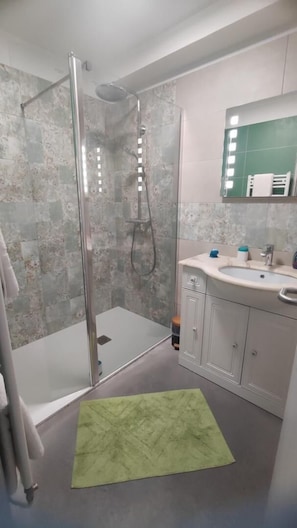 Shower, towels