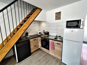 Køleskab, mikrobølgeovn, ovn, kogeplade