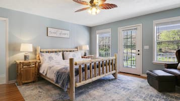 6 bedrooms, desk, iron/ironing board, travel crib