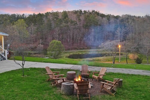 Spacious Murphy Home w/ Game Room + Fire Pit!