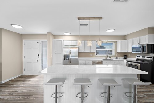 "Charming Cape Coral Home: Gulf Access, Walk to Yacht Club, Beach & Downtown"