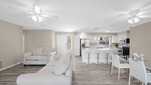 Eine moderne Wohnung mit Wohnzimmer, Küche und Essbereich.