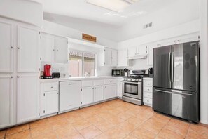 Fridge, microwave, oven, stovetop - Casa Hollister - Your Desert Oasis W/Pool! (Palm Desert)