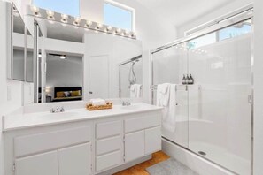 Shower, hair dryer, towels - Casa Hollister - Your Desert Oasis W/Pool! (Palm Desert)