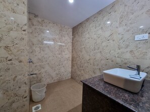 Deluxe Double Room, 1 King Bed, Garden View | Bathroom | Towels - Rishikesh Resort Lonavala (Mawal)