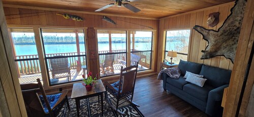 Peaceful log cabin on Tennessee River! Pet friendly, close to historical sites.
