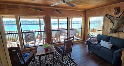 Peaceful log cabin on Tennessee River! Pet friendly, close to historical sites.