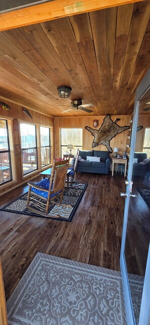 Smart TV, caminetto, libri