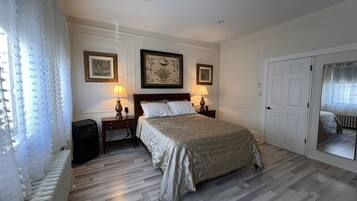 3 bedrooms, desk, iron/ironing board, travel cot