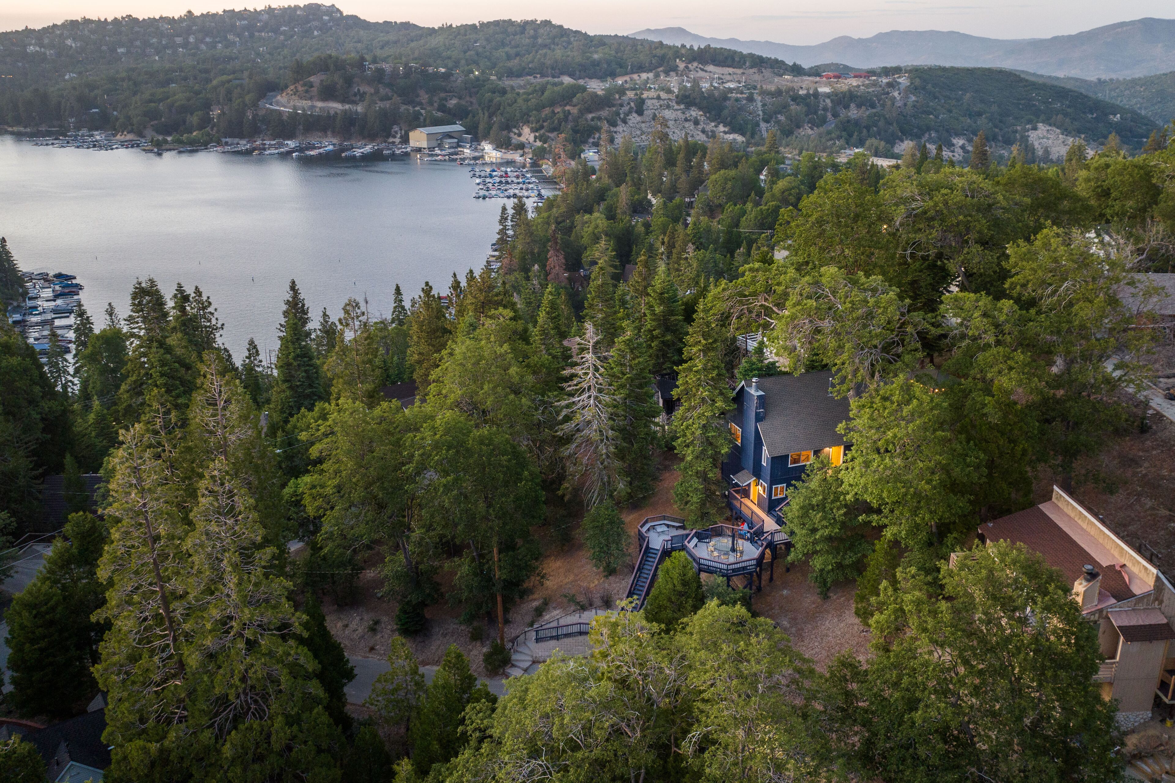 Walk to the Lake, Shops and Enjoy the Lake and Mountain Views from Spa