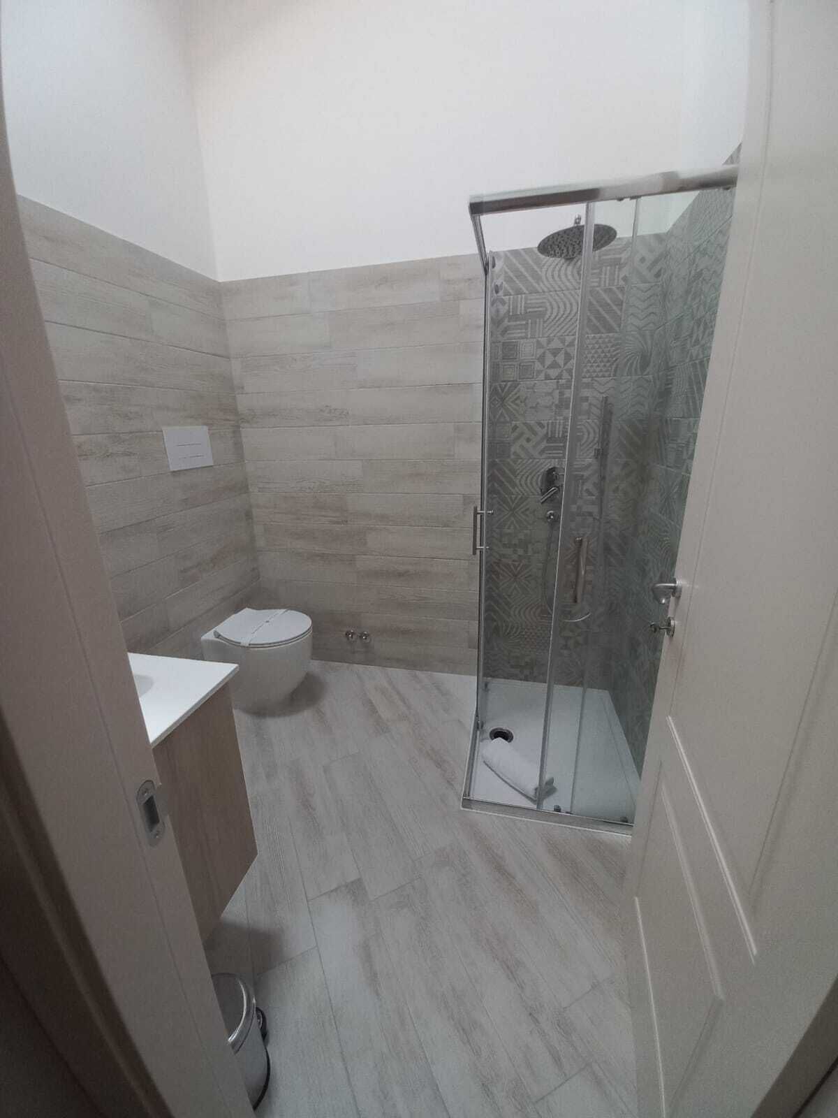 Sèche-cheveux, serviettes fournies, savon, papier toilette