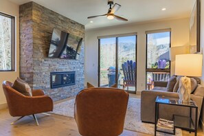 Una Smart TV, una chimenea