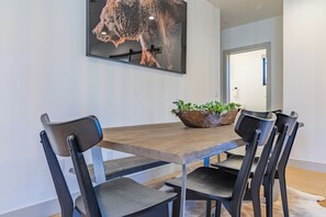 Dining - Hot Tub on Rooftop Deck - Mountain/River Views - Gym - EV Charger - 3 Kings (Silverthorne)