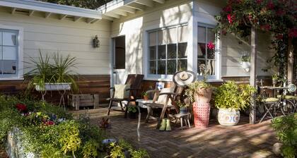 Charming secluded cottage just twelve minutes from Downtown! Pet friendly!