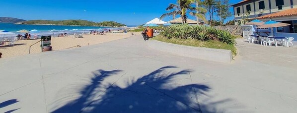 Na praia, espreguiçadeiras