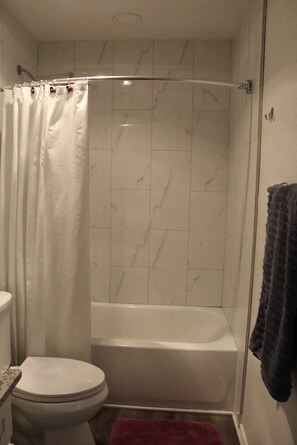 Douche, séchoir à cheveux, serviettes fournies, savon