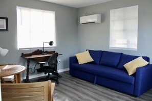 Smart TV, table football, books - The Lone Star Haüs: 2 BR House in Schertz, TX (Schertz)