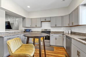 Private kitchen - Baltimore Hopkins Hideaway 2- walking distance to Fells Point & the Harbor (Baltimore)