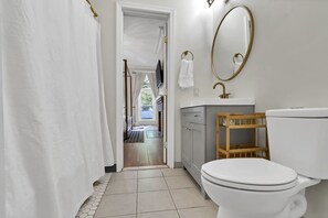 Bathroom - Baltimore Hopkins Hideaway 2- walking distance to Fells Point & the Harbor (Baltimore)