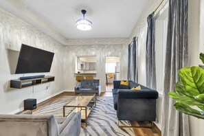 Living area - Baltimore Hopkins Hideaway 2- walking distance to Fells Point & the Harbor (Baltimore)