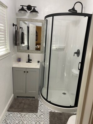 タオル、トイレットペーパー