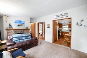 Fernseher, DVD-Player, Bücher