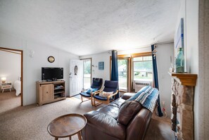 Fernseher, DVD-Player, Bücher