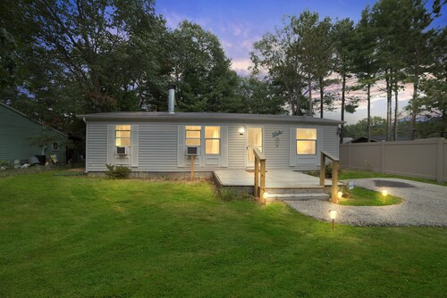 Quaint Cabin: Beach Days & Bonfire Nights – The Ultimate Summer Escape!