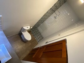 舒适客房, 1 张双人床 | 浴室 | 淋浴设施、吹风机、毛巾、肥皂