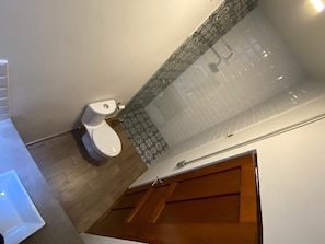 Habitación Confort, 1 cama doble | Baño | Ducha, secador de pelo, toallas y jabón