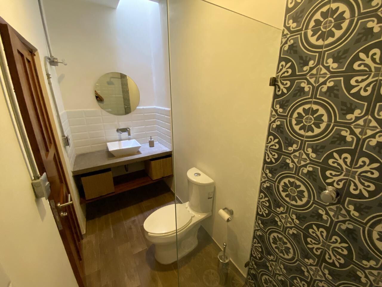 Ein Badezimmer mit Toilette, Waschbecken und Spiegel.