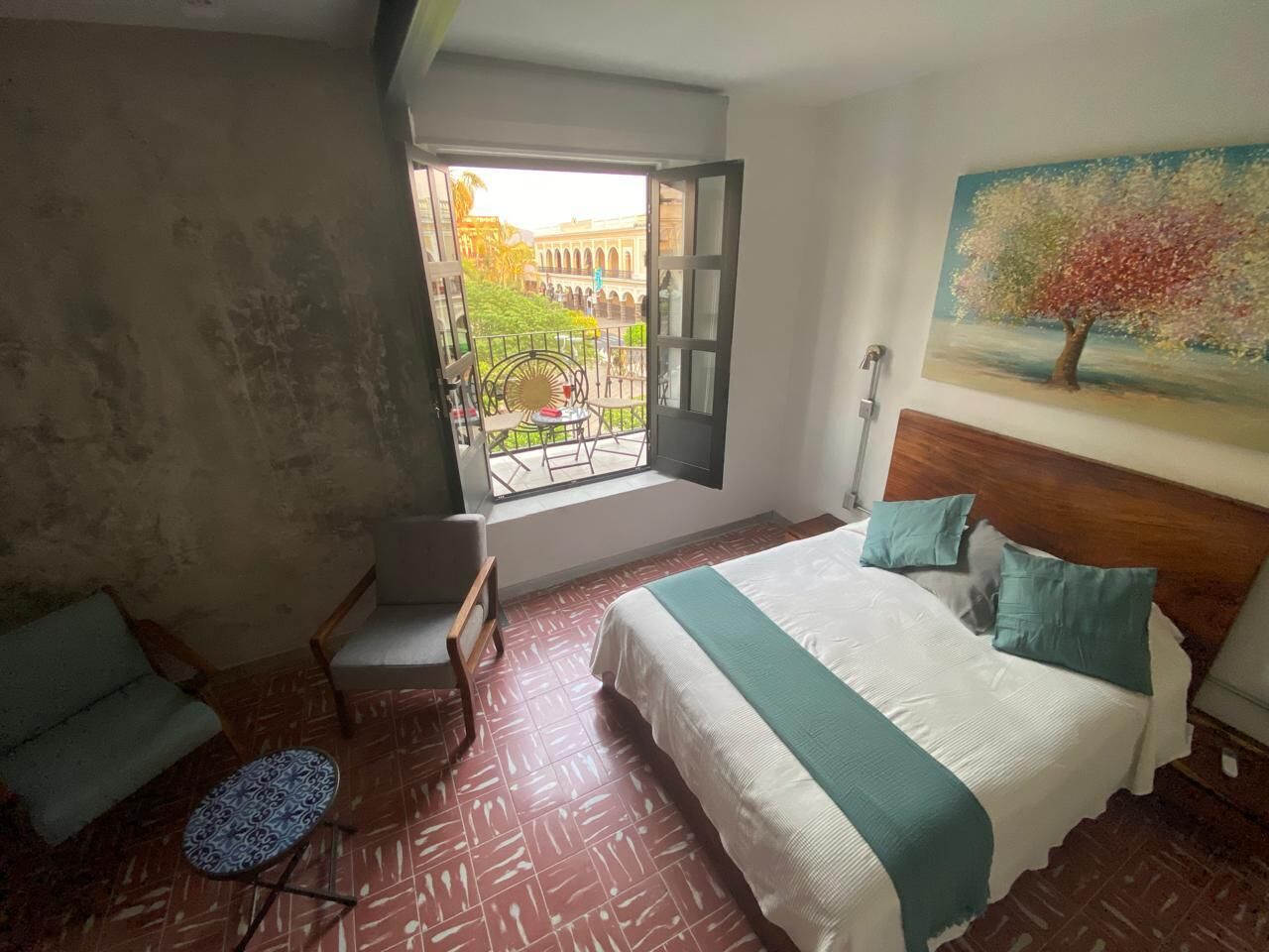 Trang trí khác biệt, trang bị nội thất với thiết kế riêng biệt, bàn 