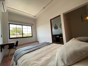 Individually decorated, individually furnished, desk, laptop workspace - C. Santos Degollado 34 (Colima)