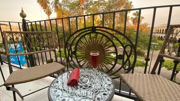 Deluxe Room, Balcony, City View | Decoración personalizada, muebles diferentes y escritorio