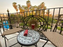 Deluxe Room, Balcony, City View | Escritorio y espacio para trabajar con un portátil