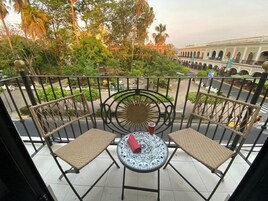 Deluxe Room, Balcony, City View | Individualmente decorados, individualmente mobiliados, escrivaninha