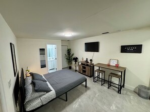 1 bedroom, iron/ironing board, free WiFi, bed sheets - Cozy Studio Apartment in WPB, very close to the airport  (West Palm Beach)