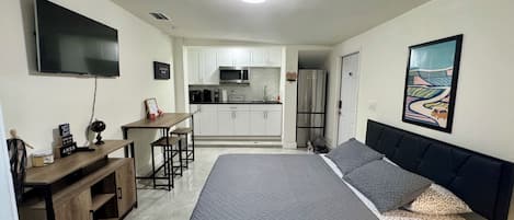 1 habitación, tabla de planchar con plancha, wifi gratis y ropa de cama