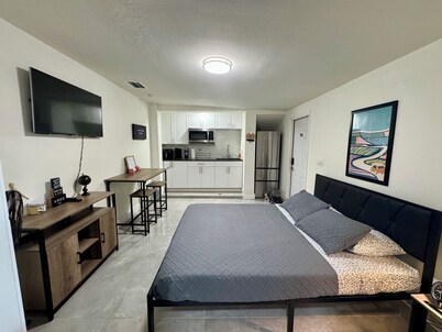 Cozy Studio Apartment in WPB, very close to the airport 