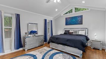 4 quartos, escrivaninha, ferros/tábuas de passar roupa, berço de viagem