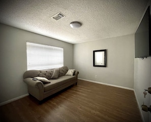 Living area - Newly renovated modern home with a private gate. (Houston)
