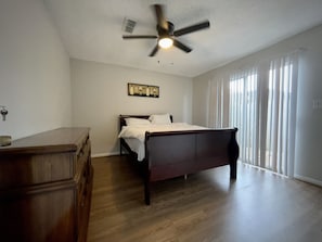 Room - Newly renovated modern home with a private gate. (Houston)
