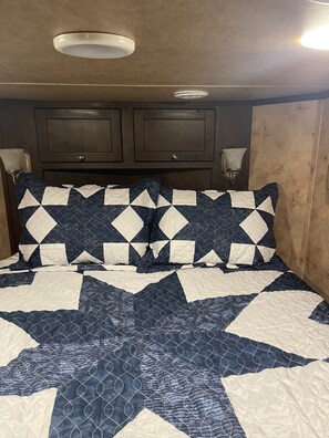 2 bedrooms, WiFi, bed sheets - Staying  on a working horse farm (Rowland)