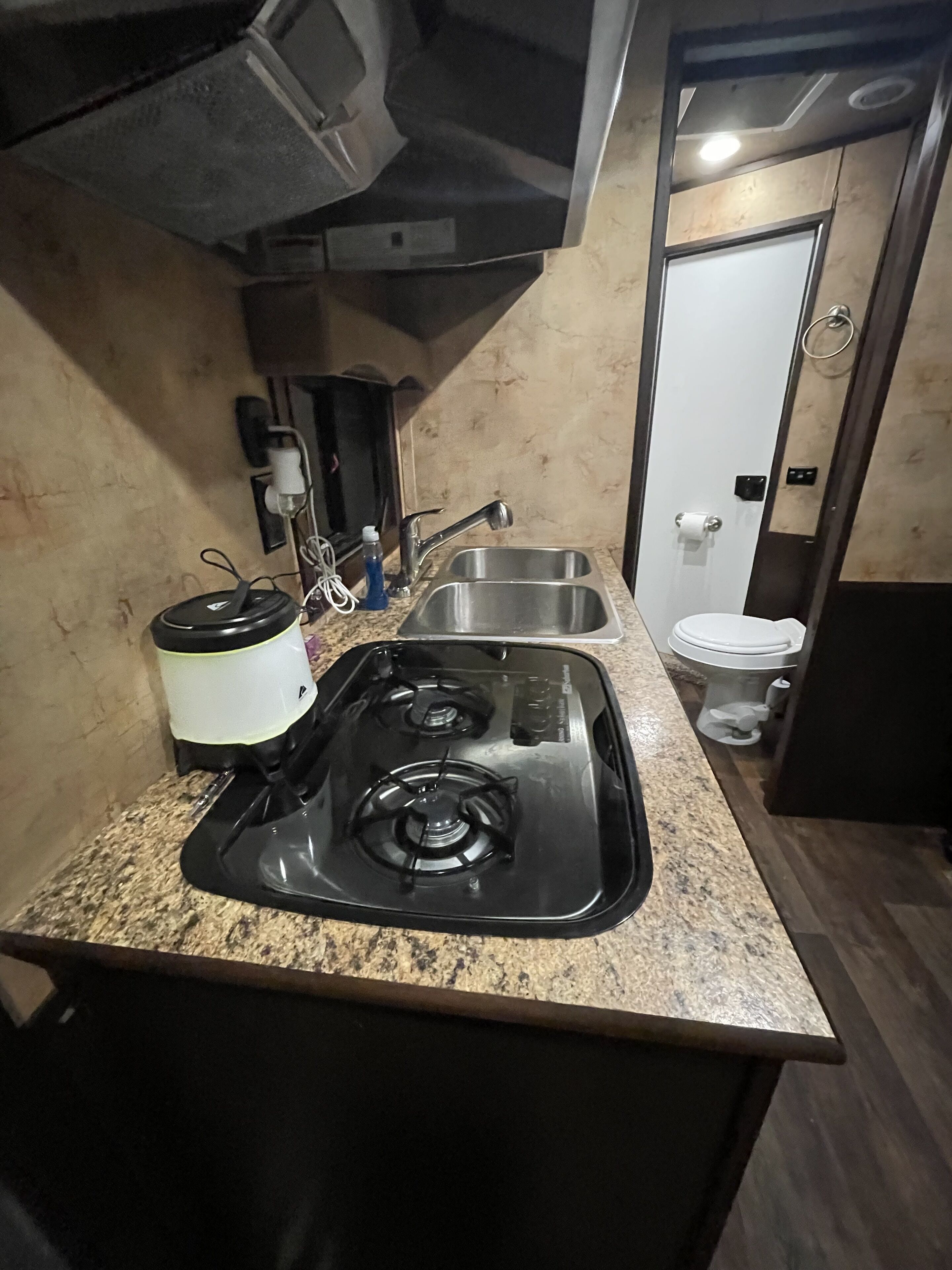 Frigorífico, microondas, placa de cocina y cafetera o tetera