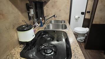 Frigorífico, microondas, placa de cocina y cafetera o tetera