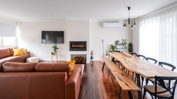 Smart TV, fireplace