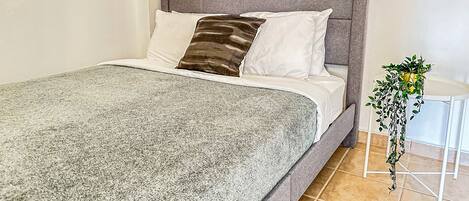 2 Schlafzimmer, Bügeleisen/Bügelbrett, Bettwäsche