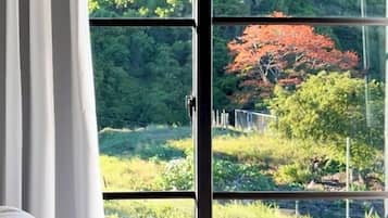 Suite estudio, vista a la montaña, junto a la montaña | Área de sala de estar | Televisión de pantalla plana